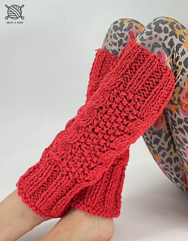 Polainas tejidas a mano en hilado rústico de lana con algodón.  color rojo